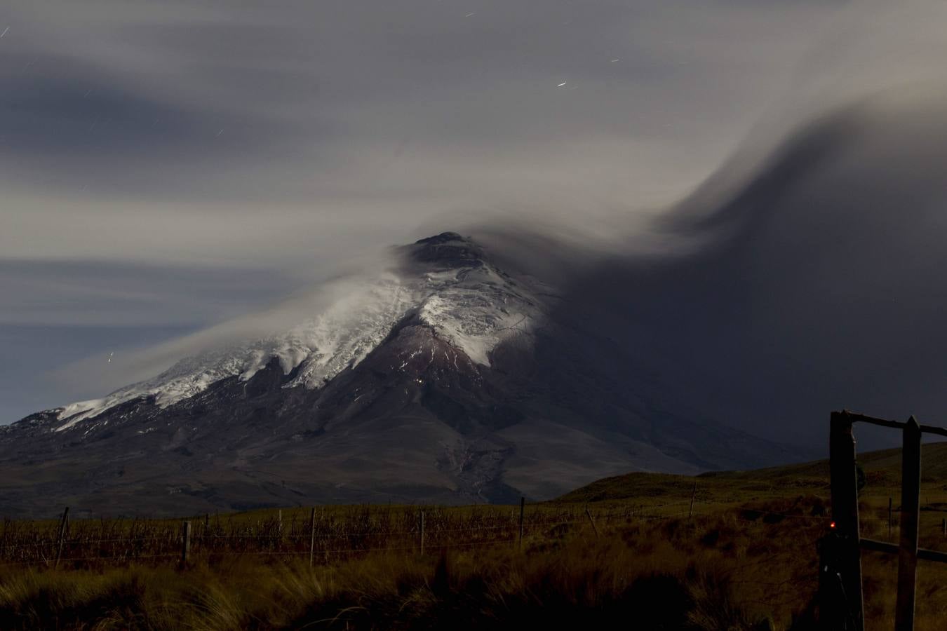 Vista general desde Quito (Ecuador) del volcán Cotopaxi desde Quito (Ecuador) que expulsó ceniza que ha caído en algunos poblados cercanos al coloso