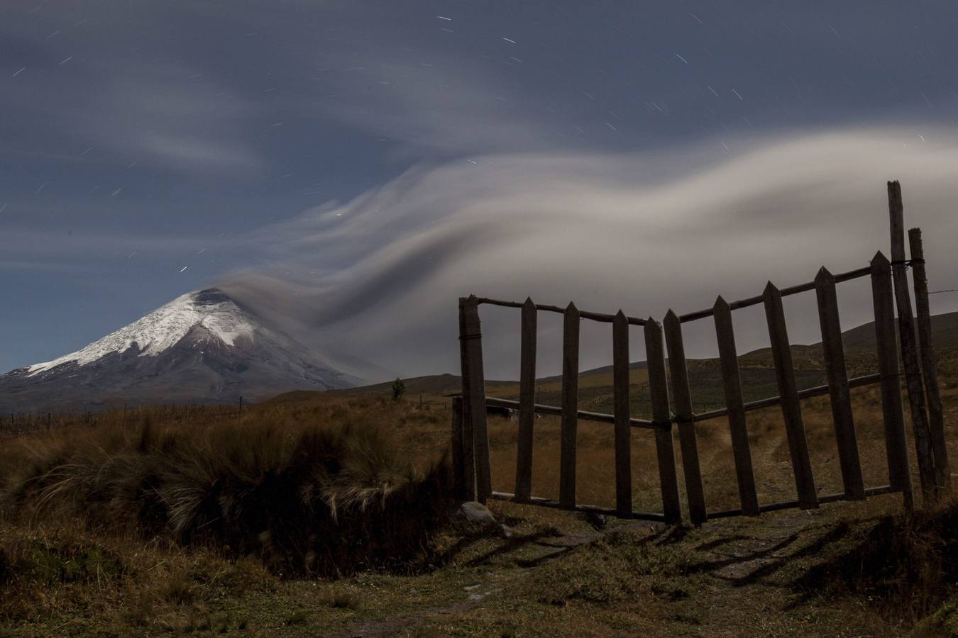 Vista general desde Quito (Ecuador) del volcán Cotopaxi desde Quito (Ecuador) que expulsó ceniza que ha caído en algunos poblados cercanos al coloso