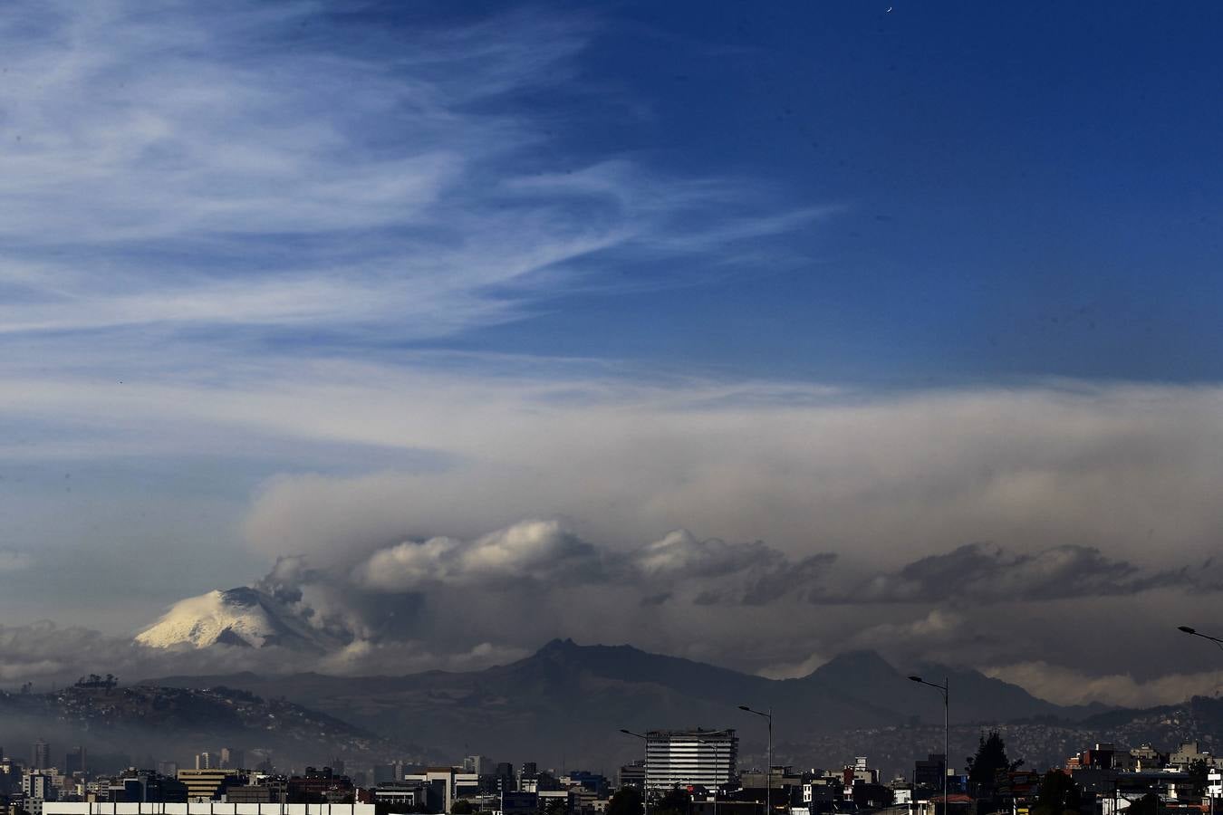 Vista general desde Quito (Ecuador) del volcán Cotopaxi desde Quito (Ecuador) que expulsó ceniza que ha caído en algunos poblados cercanos al coloso