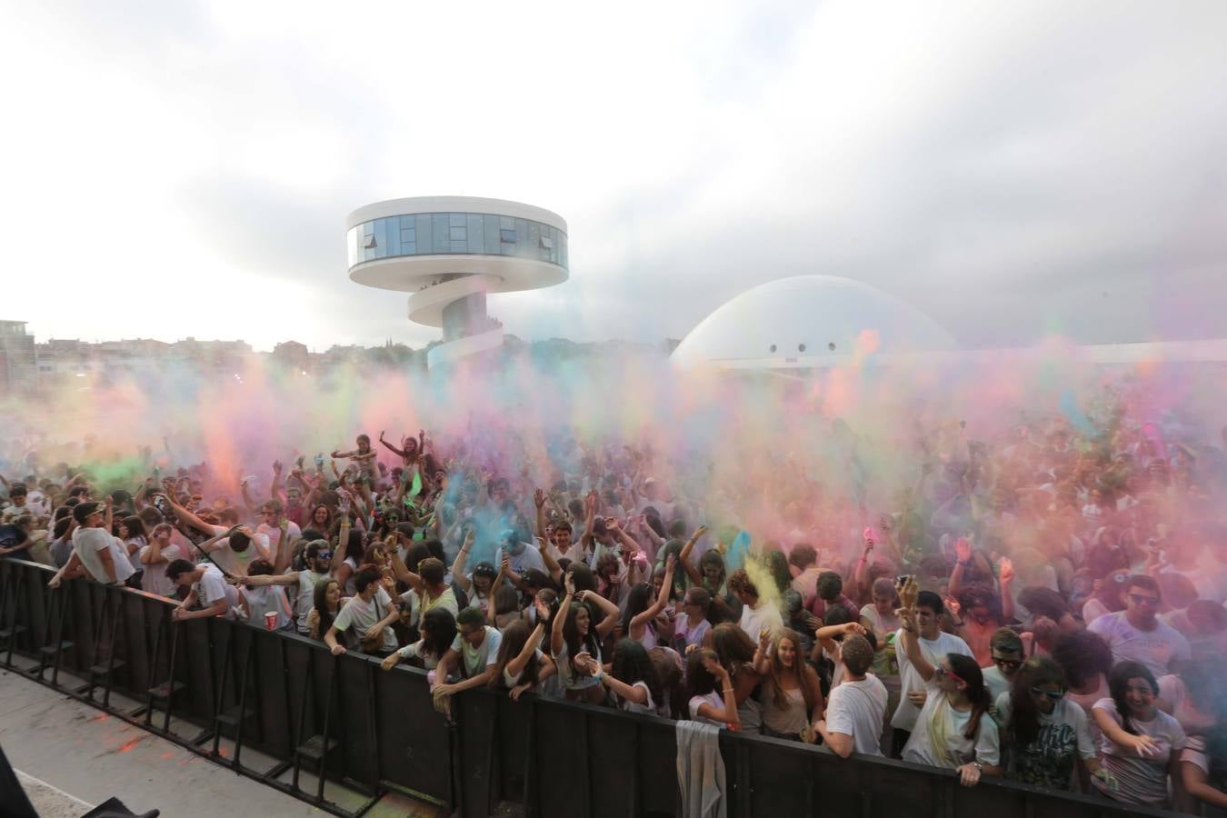 La Holy Party llena de color el Centro Niemeyer de Avilés