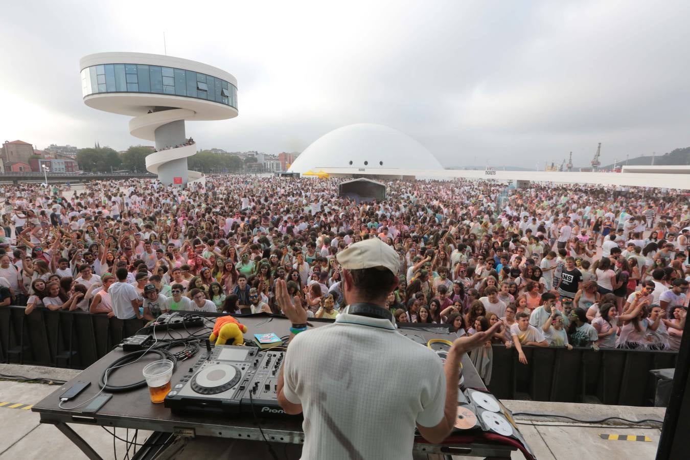 La Holy Party llena de color el Centro Niemeyer de Avilés