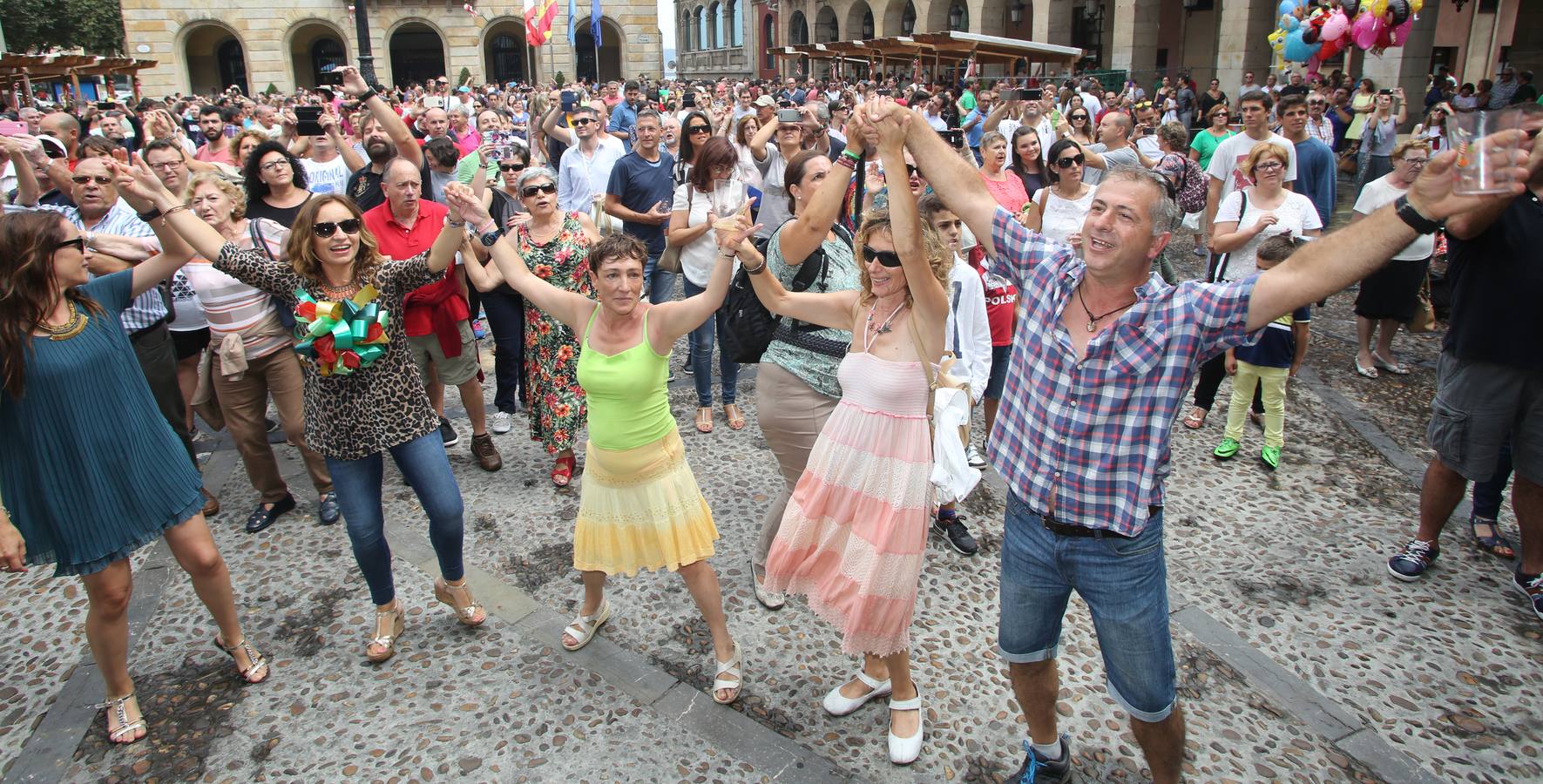 La Fiesta de la Sidra Natural de Gijón cierra entre multitudes