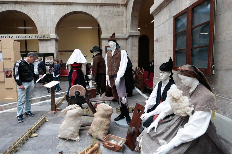 Exposición de trajes regionales en el Antiguo Instituto