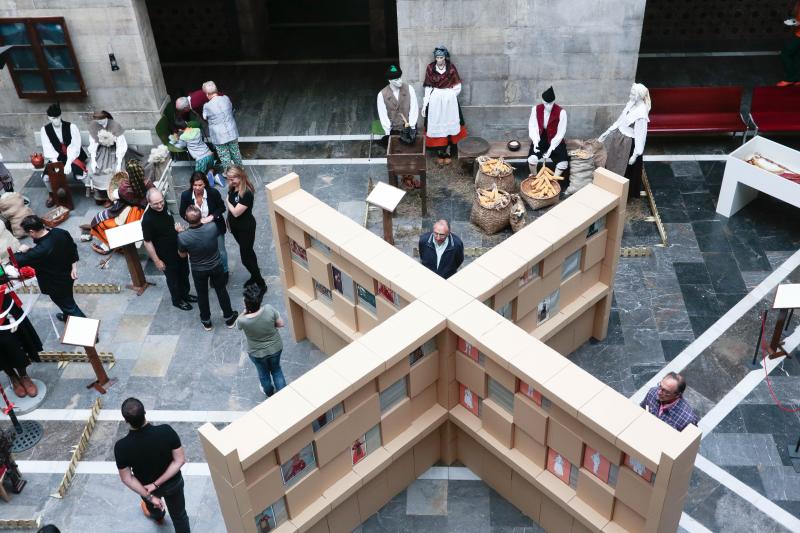 Exposición de trajes regionales en el Antiguo Instituto