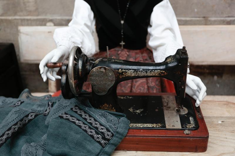 Exposición de trajes regionales en el Antiguo Instituto