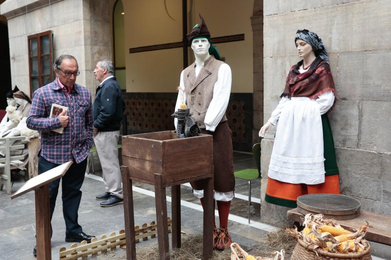 Exposición de trajes regionales en el Antiguo Instituto