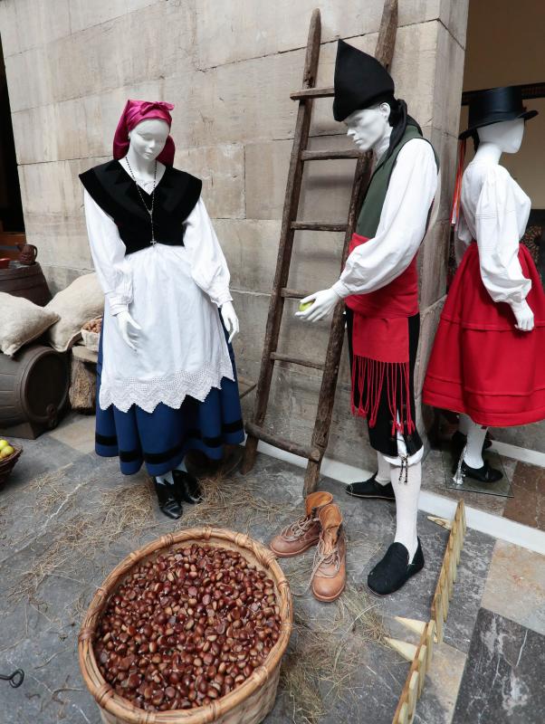 Exposición de trajes regionales en el Antiguo Instituto