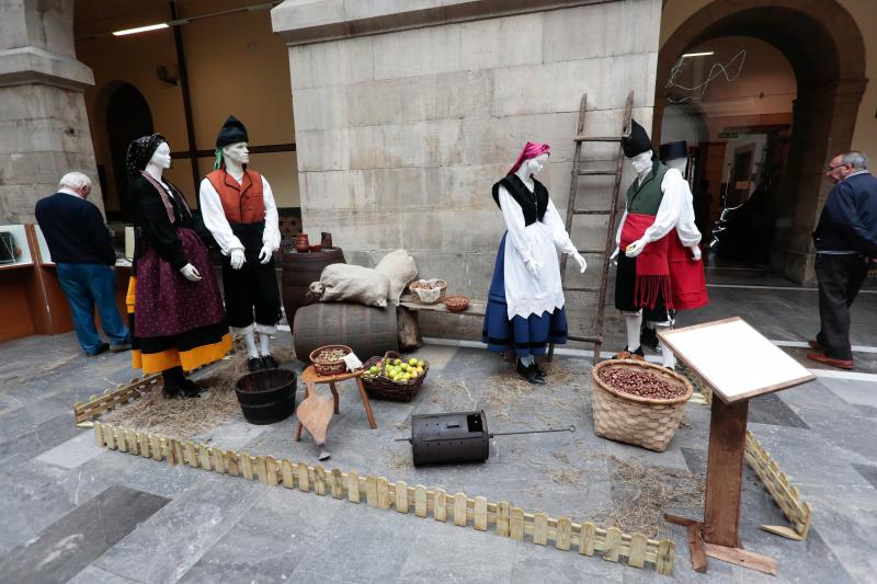 Exposición de trajes regionales en el Antiguo Instituto