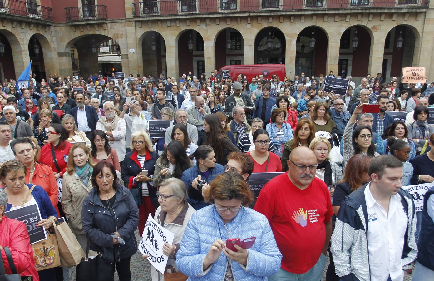 Cientos de personas piden en Gijón acoger a refugiados
