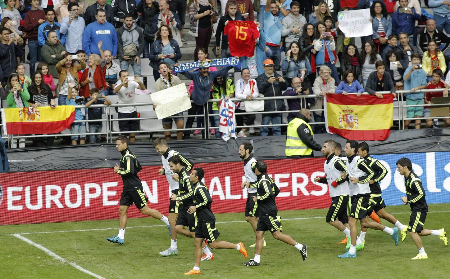 Baño de multitudes de &#039;La Roja&#039; en el Tartiere