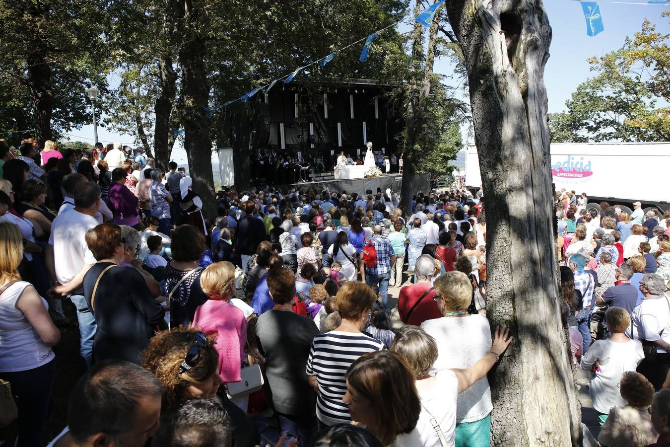 Multitudinaria romería de la Virgen de El Carbayu