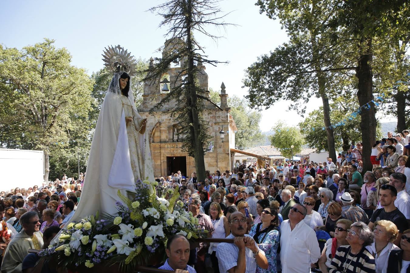 Multitudinaria romería de la Virgen de El Carbayu
