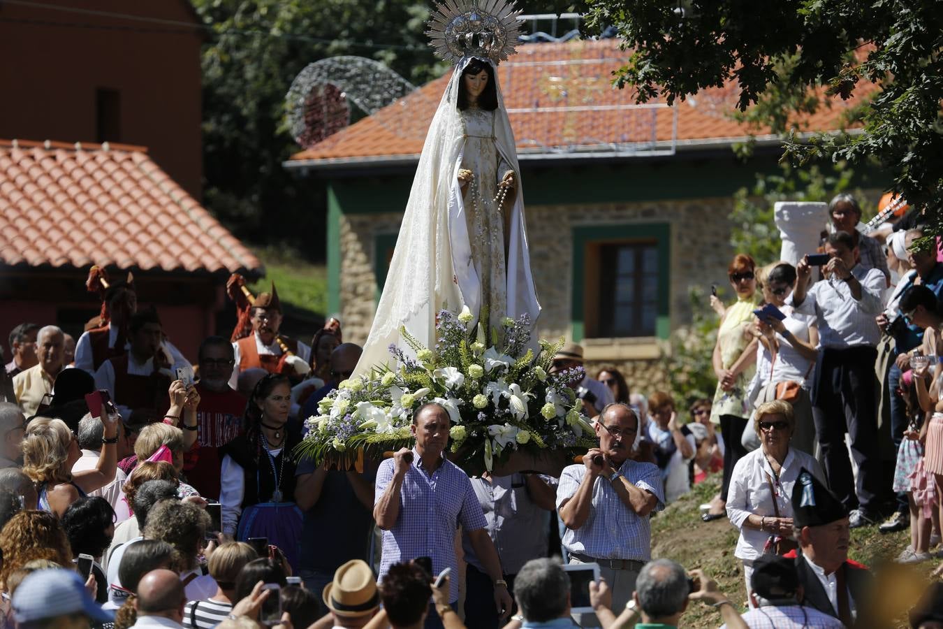 Multitudinaria romería de la Virgen de El Carbayu