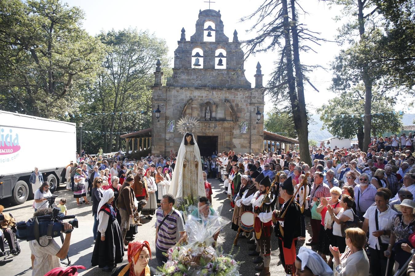 Multitudinaria romería de la Virgen de El Carbayu