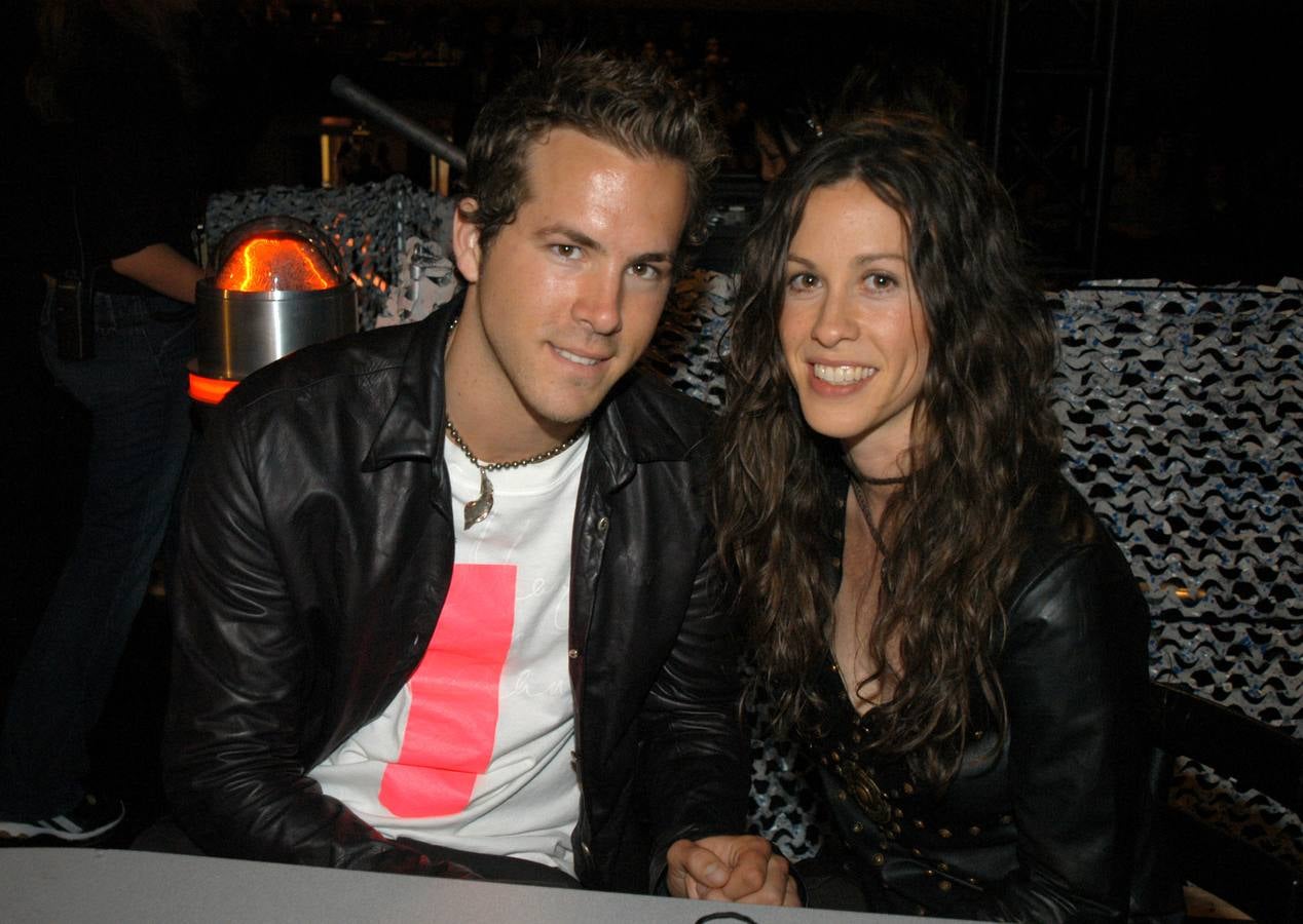 Ryan Reynolds salió con Alanis Morissette durante dos años antes de casarse con Scarlett Johansson.