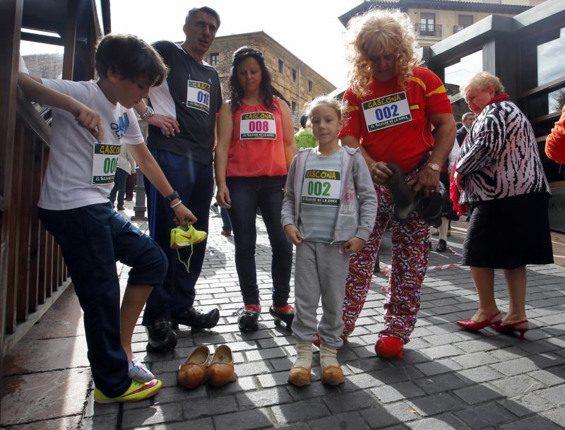 Subida en madreñas por la calle de Gascona, en Oviedo