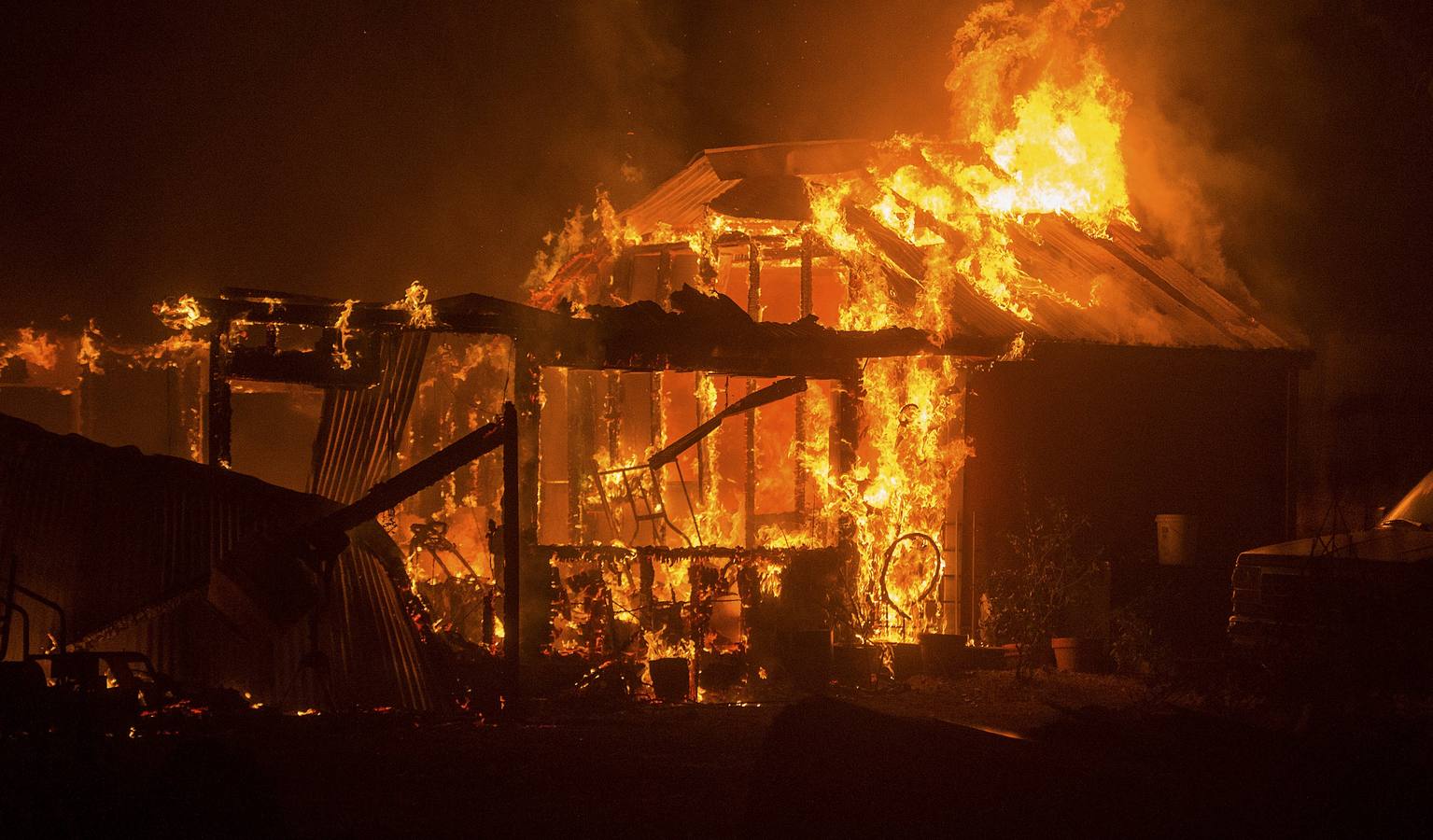 Cientos de casas de California arrasadas por un incendio