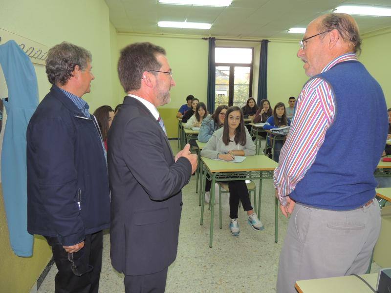 El Instituto de Secundaria de Tapia de Casariego dio hoy comienzo al nuevo curso con la presencia del consejero de Educación, Genaro Alonso.