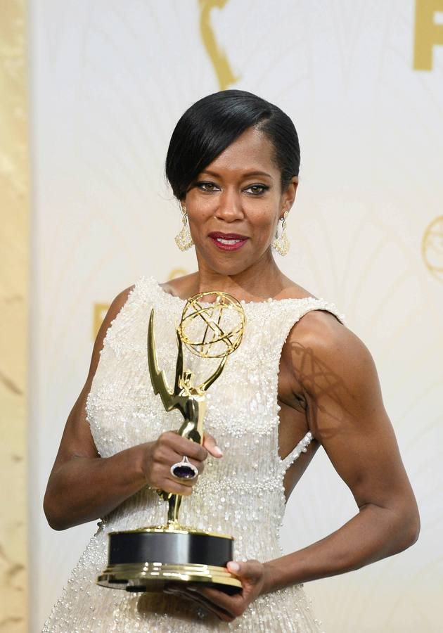 Regina King posa con el Emmy a la mejor actriz de reparto en una mini-serie por 'American Crime'.