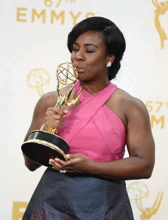 Uzo Aduba posa con el galardón a la mejor actriz de reparto en una serie dramática por 'Orange Is The New Black'.