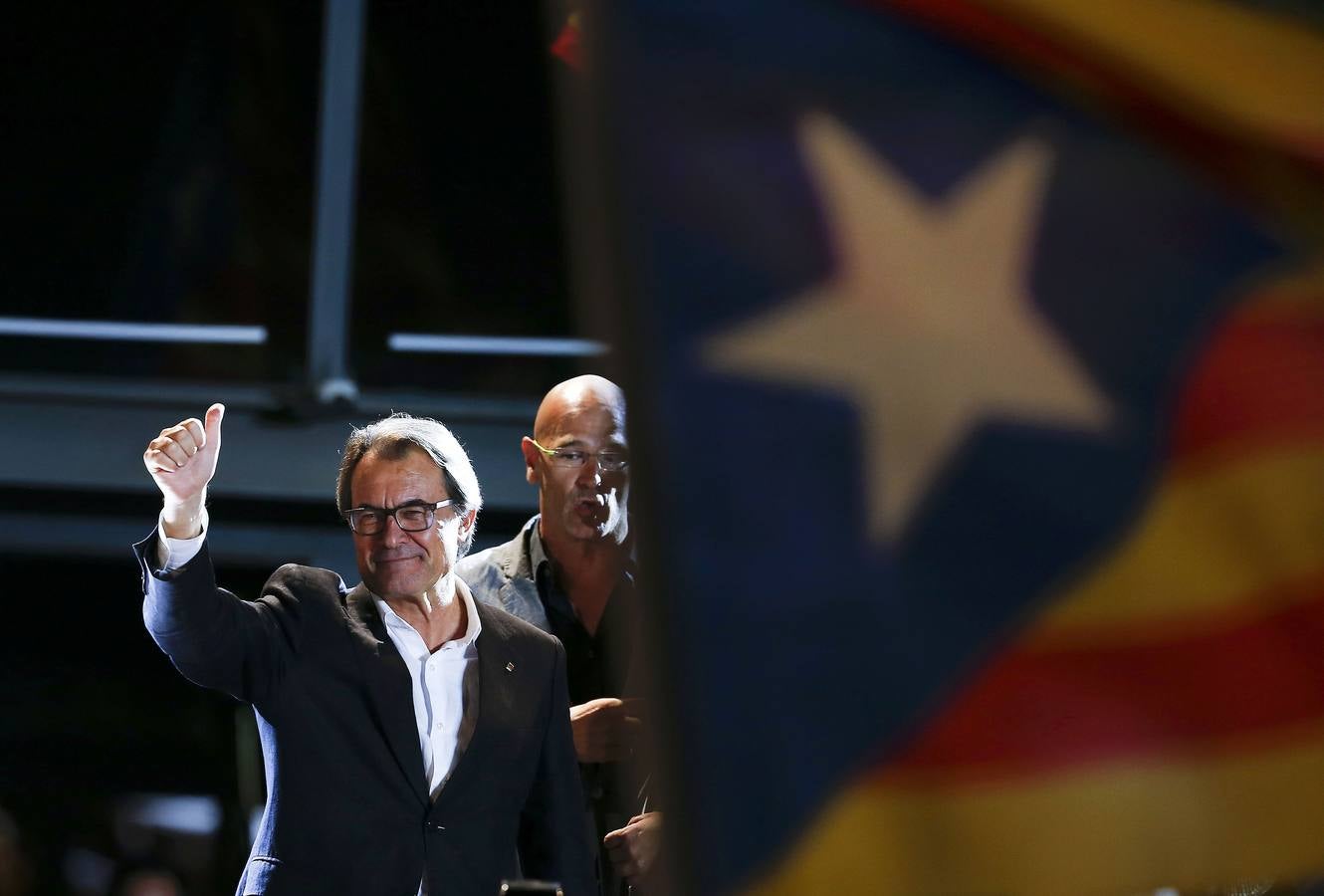 El presidente de la Generalitat, Artur Mas, celebra los resultados en Barcelona.