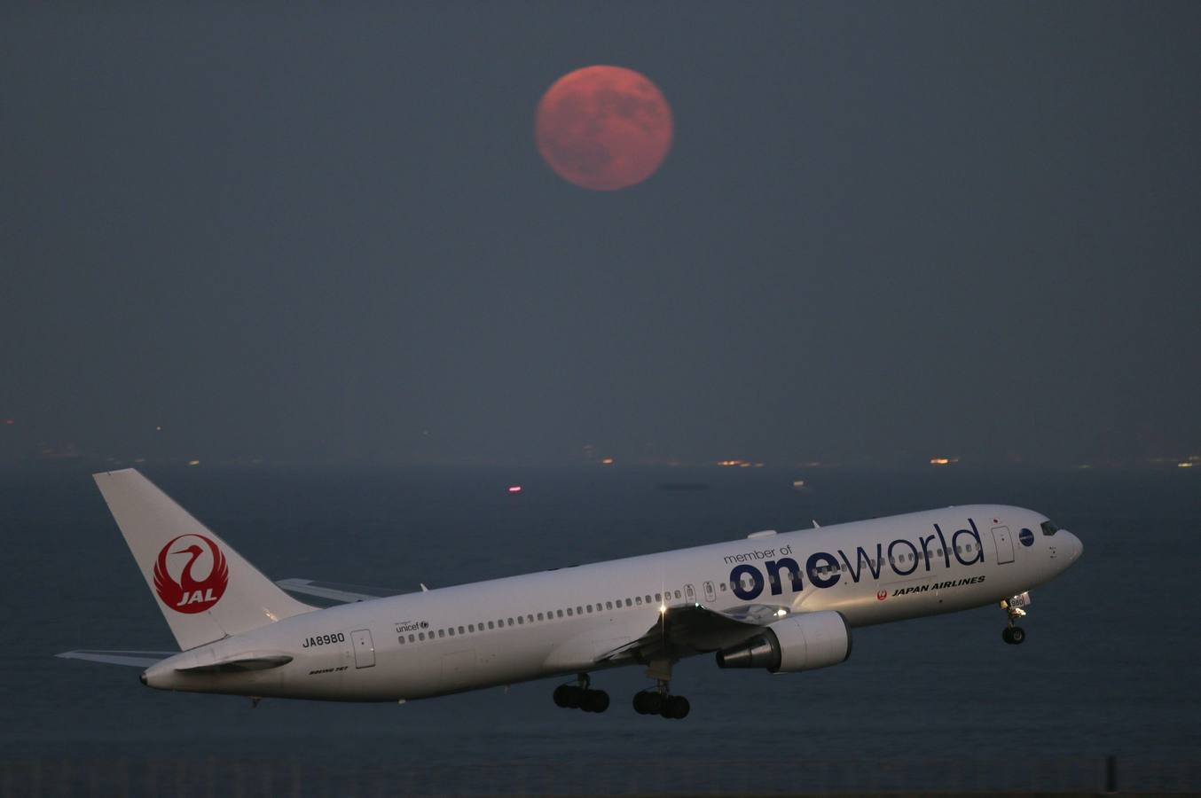 Así vio el mundo la inmensa Luna Roja