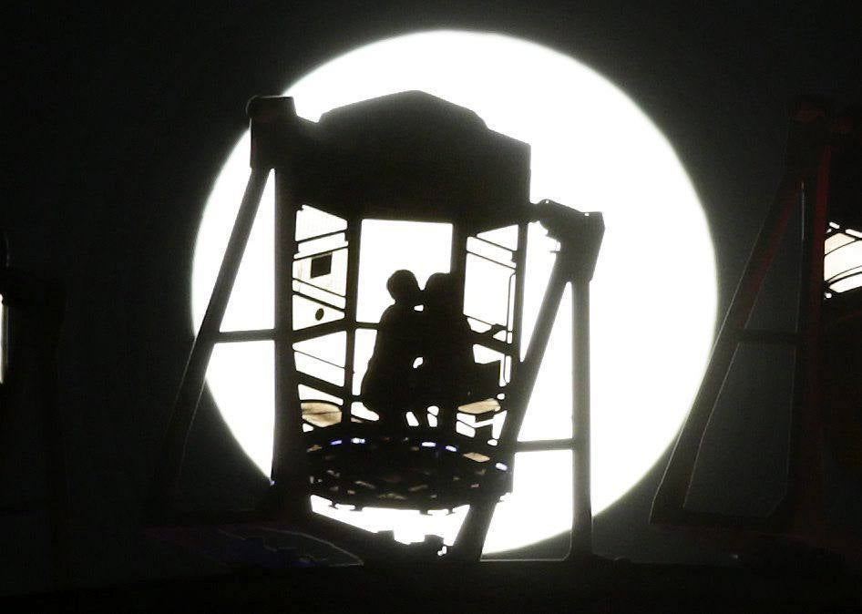 Así vio el mundo la inmensa Luna Roja