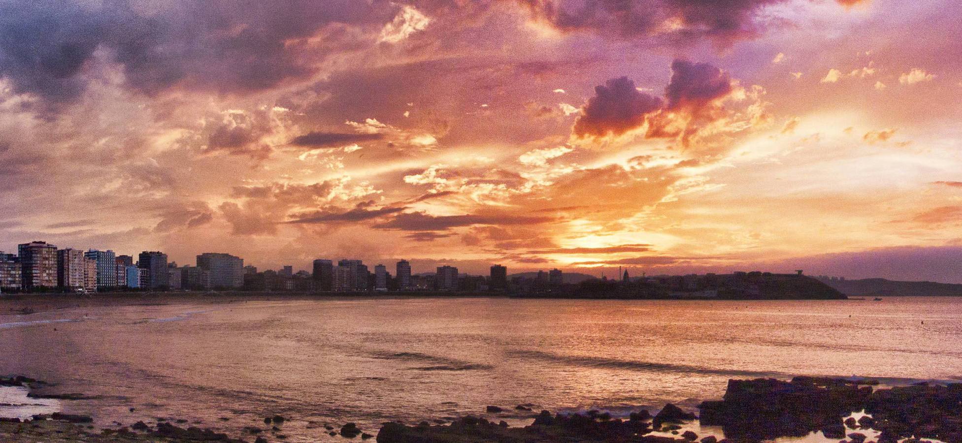Gijón al atardecer. Selección de imágenes de los fotógrafos de EL COMERCIO.