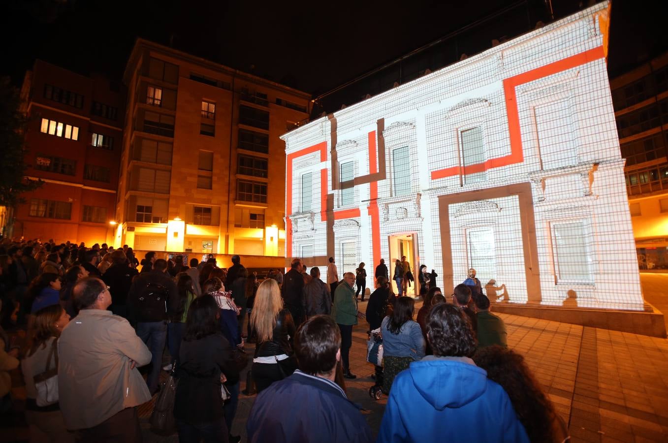 Miles de personas en la noche Blanca de Oviedo