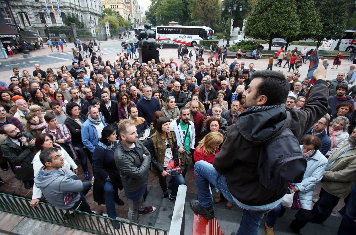 Miles de personas en la noche Blanca de Oviedo