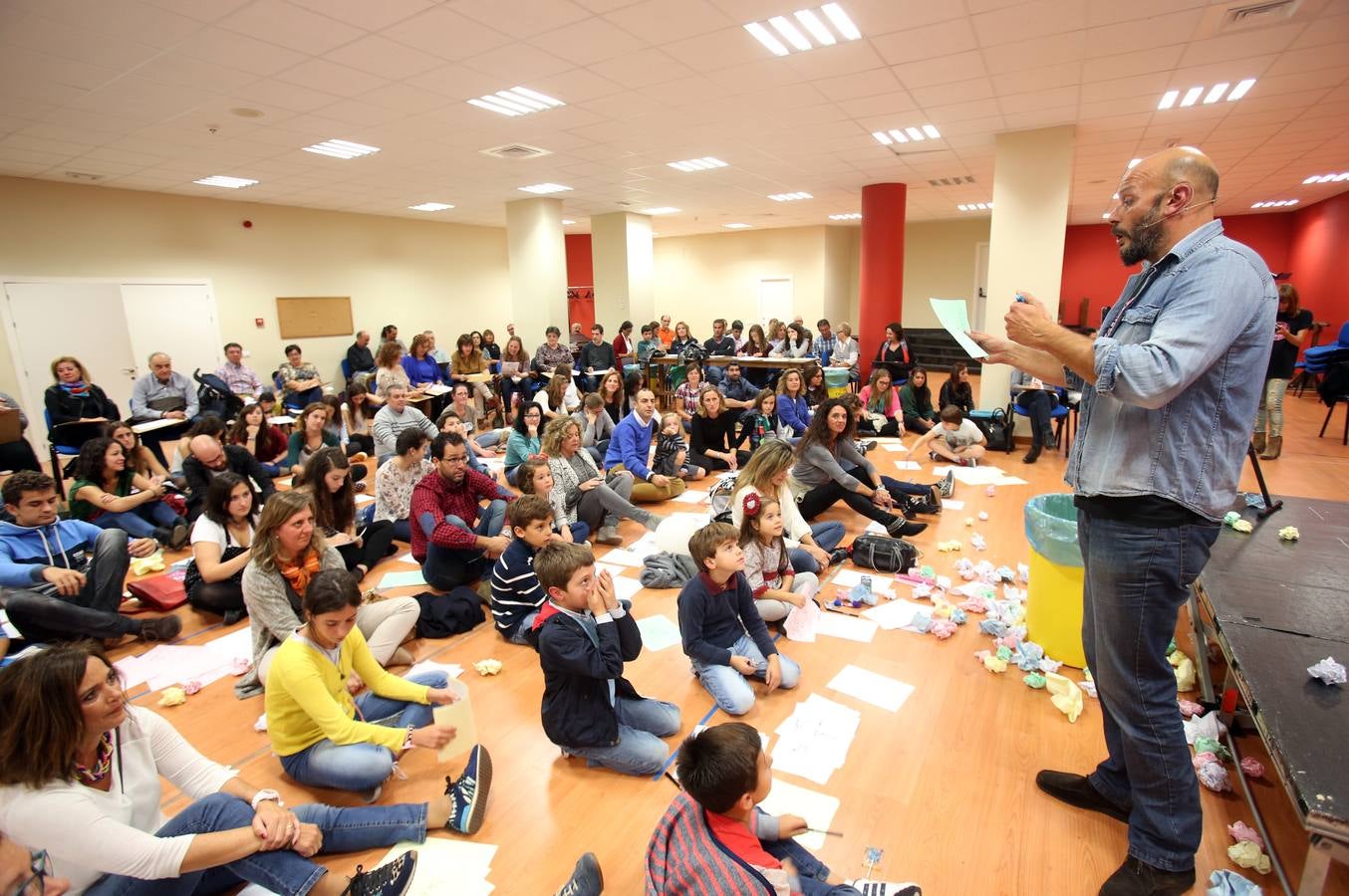 Miles de personas en la noche Blanca de Oviedo