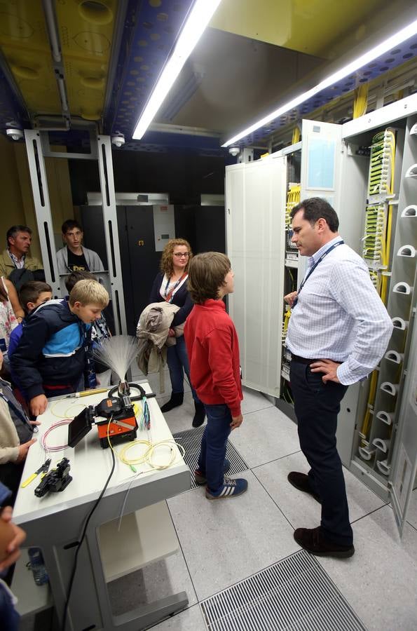 Miles de personas en la noche Blanca de Oviedo