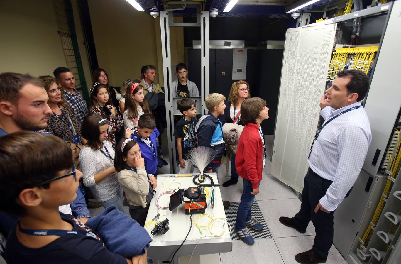 Miles de personas en la noche Blanca de Oviedo