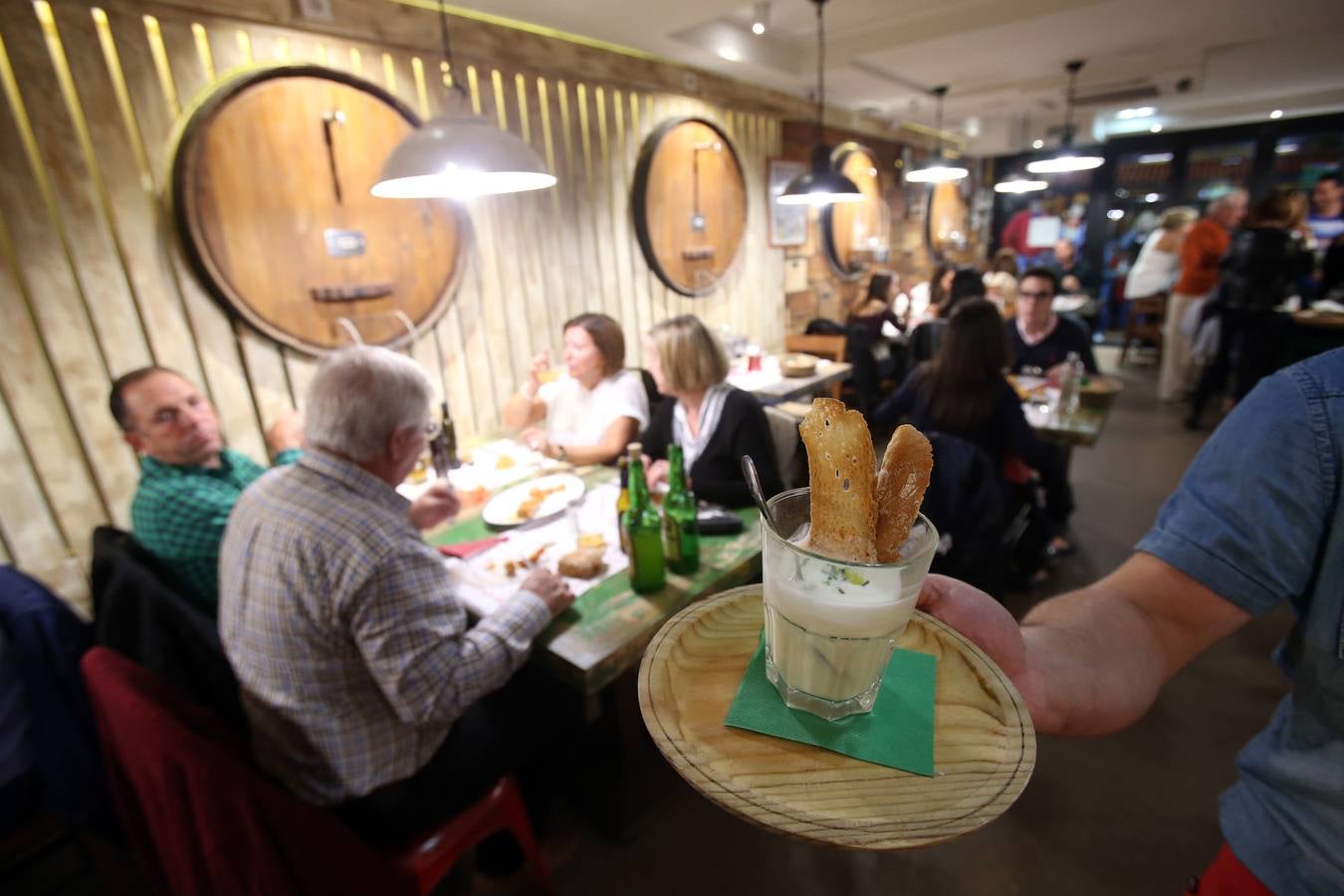 Miles de personas en la noche Blanca de Oviedo