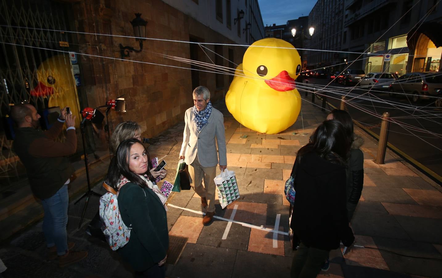 Miles de personas en la noche Blanca de Oviedo