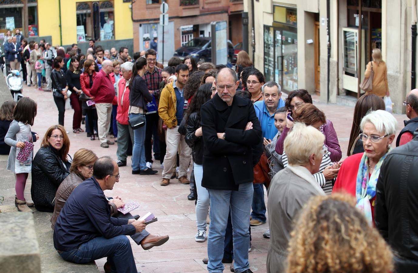 Miles de personas en la noche Blanca de Oviedo
