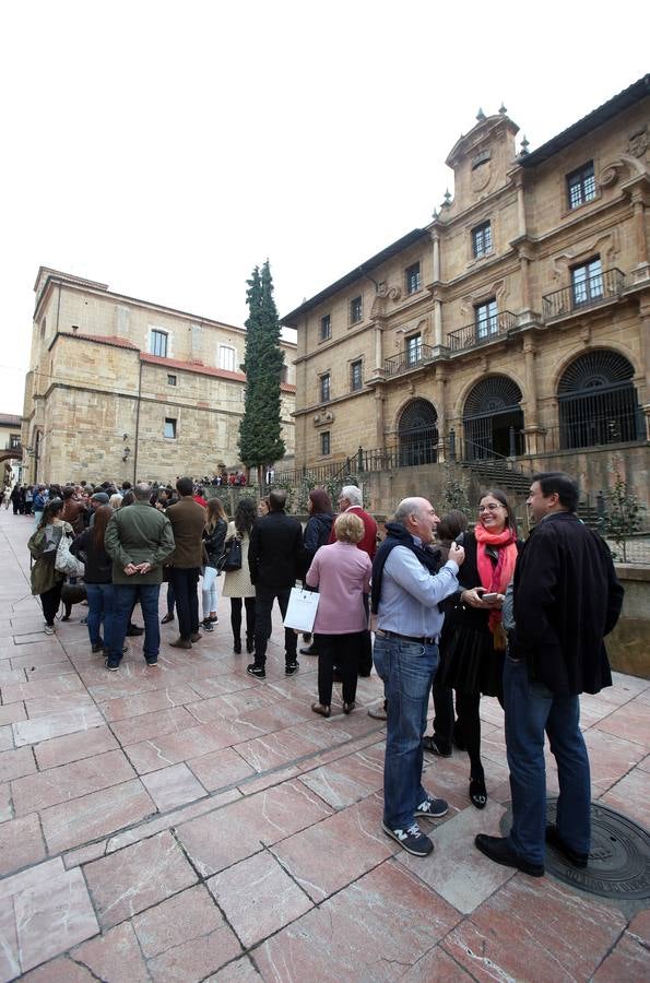 Miles de personas en la noche Blanca de Oviedo