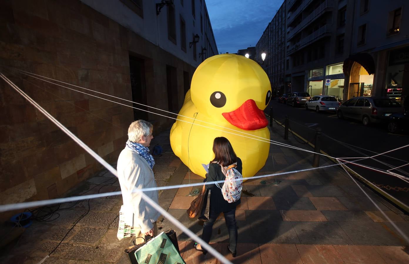 Miles de personas en la noche Blanca de Oviedo