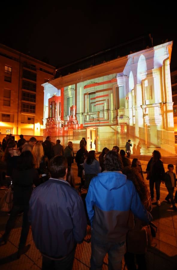 Miles de personas en la noche Blanca de Oviedo