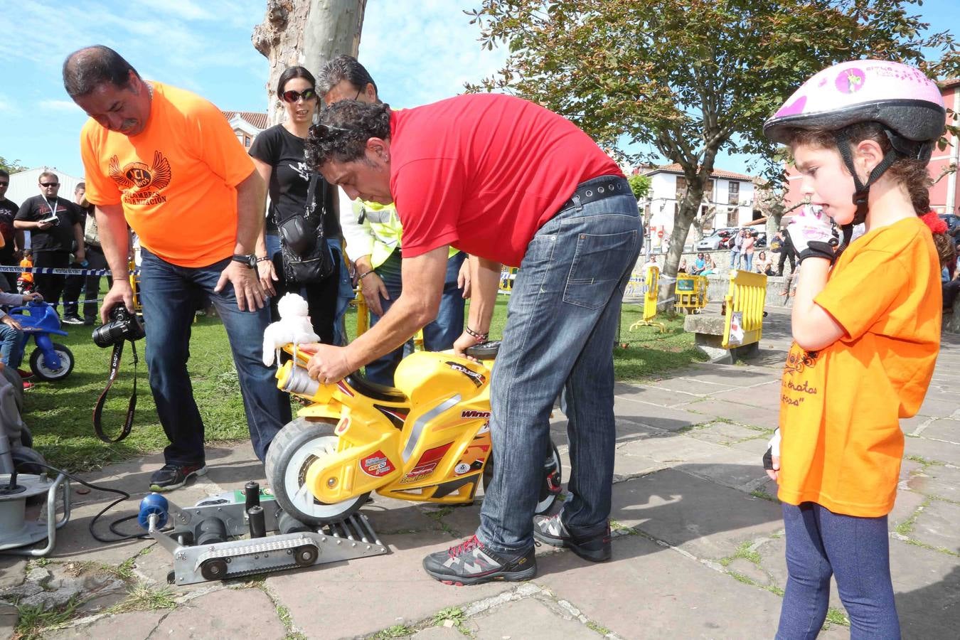 Los niños también corren en moto en Colombres