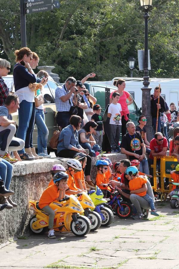 Los niños también corren en moto en Colombres