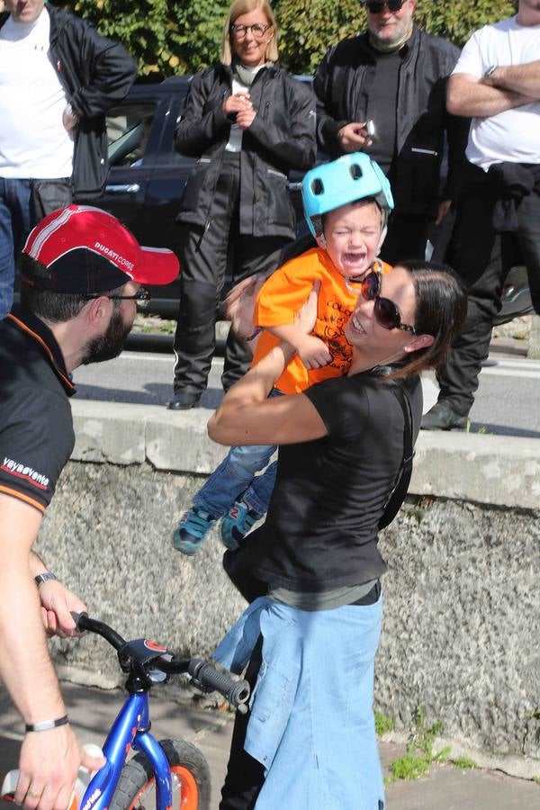 Los niños también corren en moto en Colombres