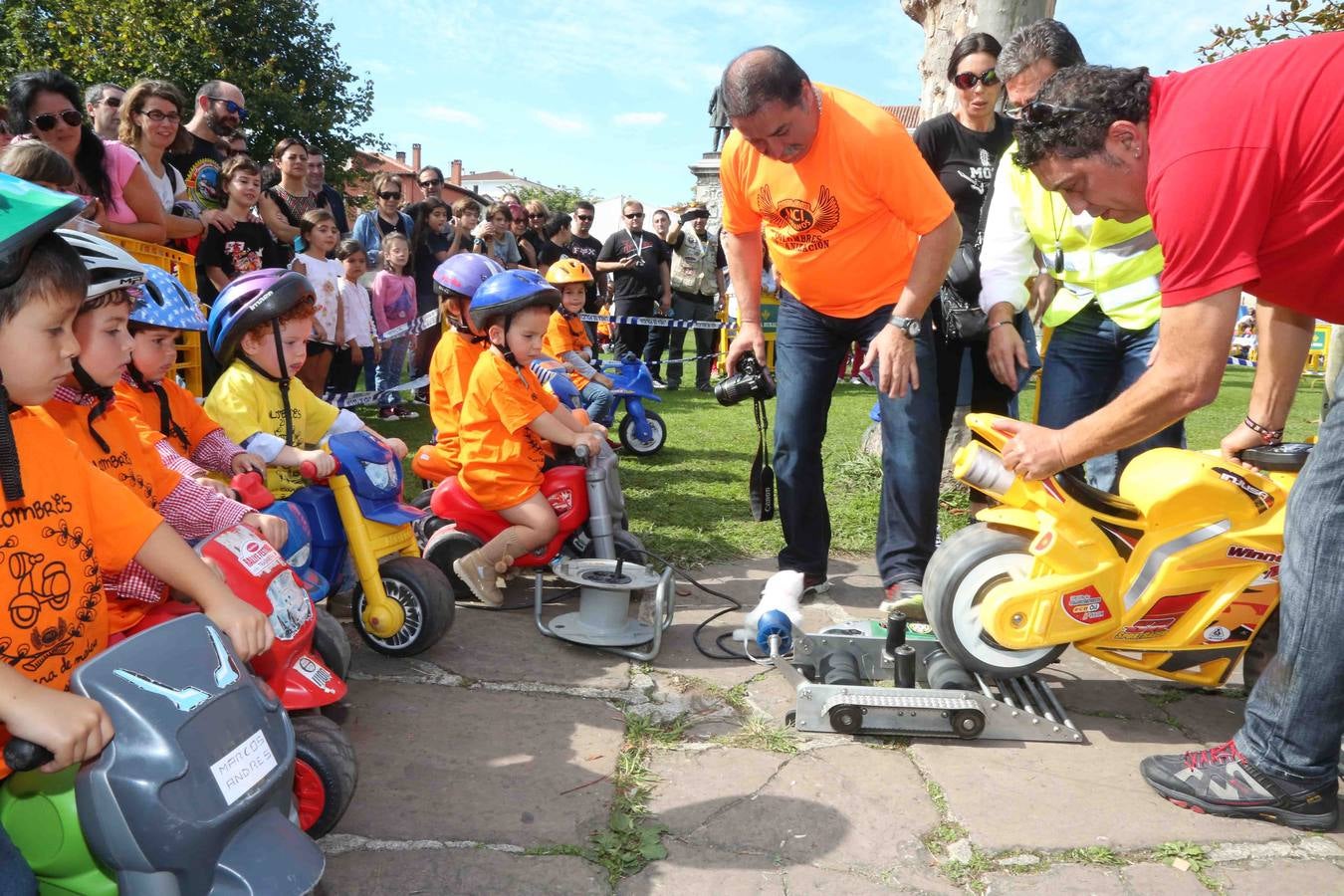 Los niños también corren en moto en Colombres