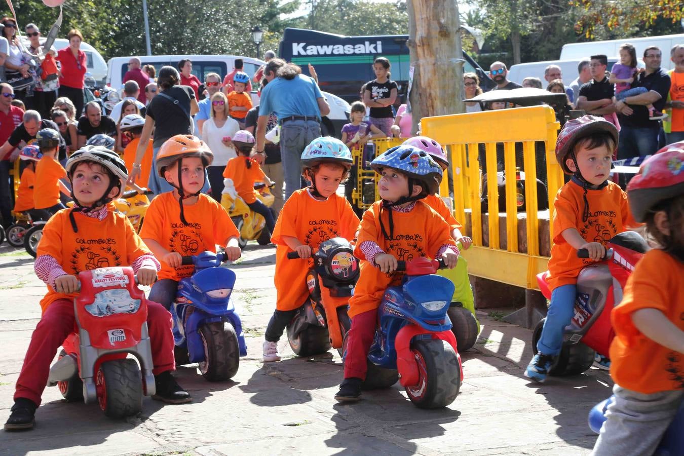 Los niños también corren en moto en Colombres