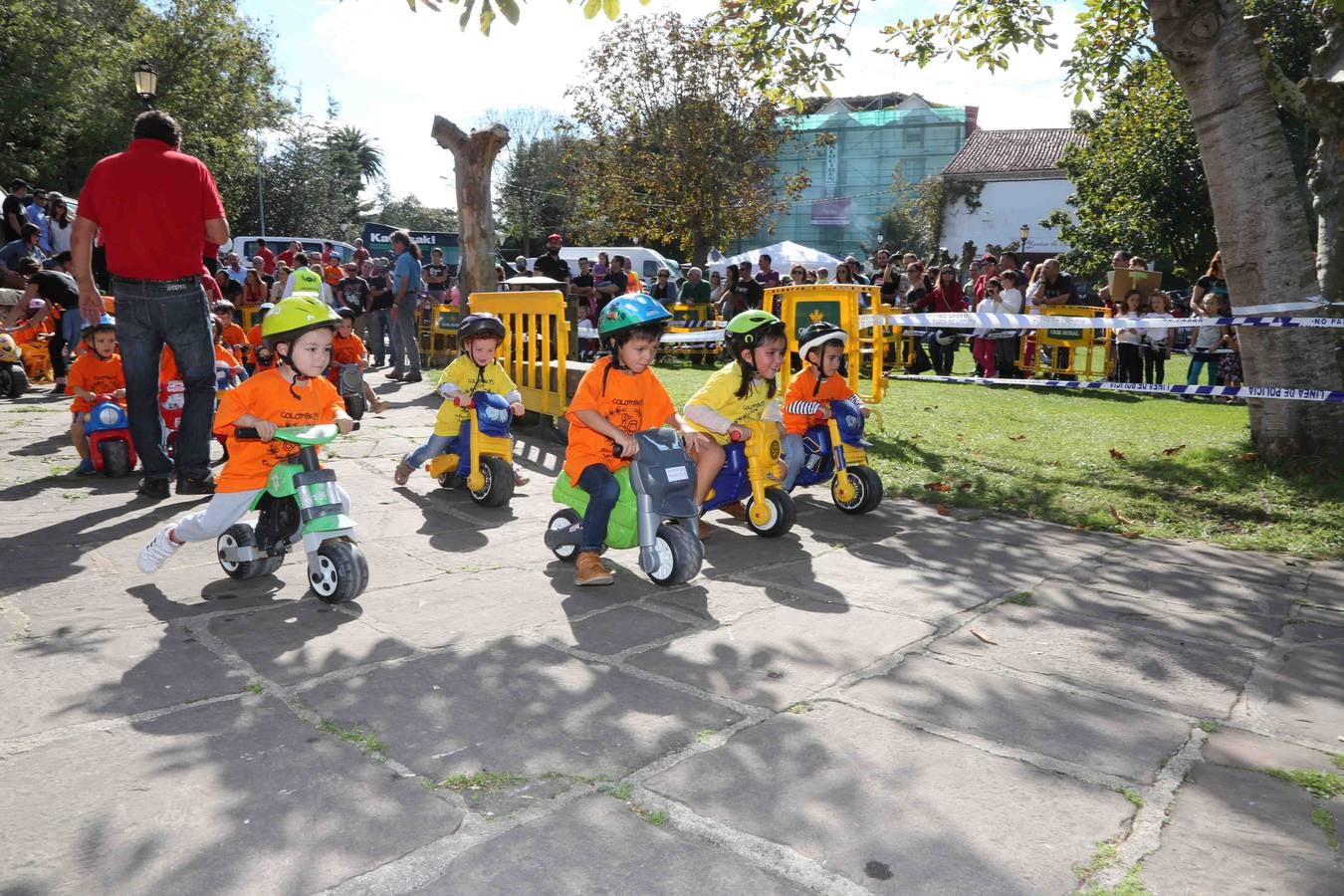 Los niños también corren en moto en Colombres