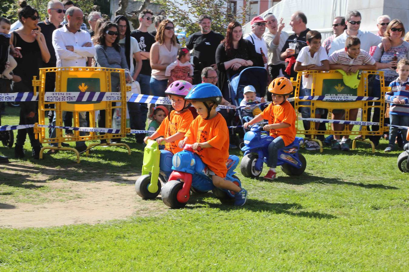 Los niños también corren en moto en Colombres