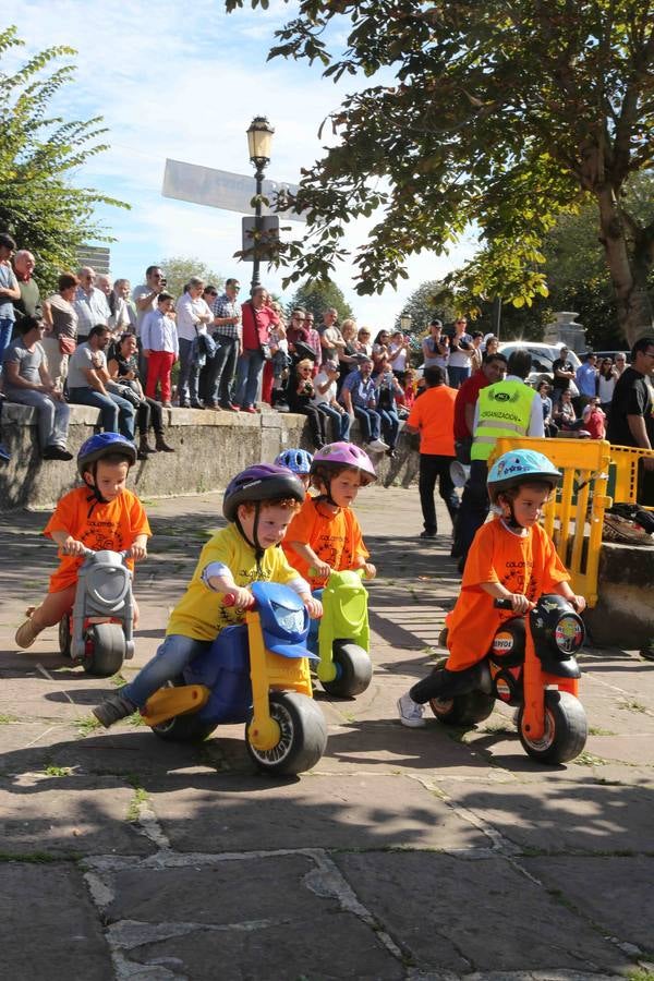 Los niños también corren en moto en Colombres