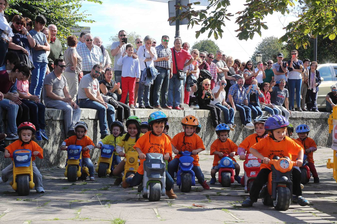 Los niños también corren en moto en Colombres