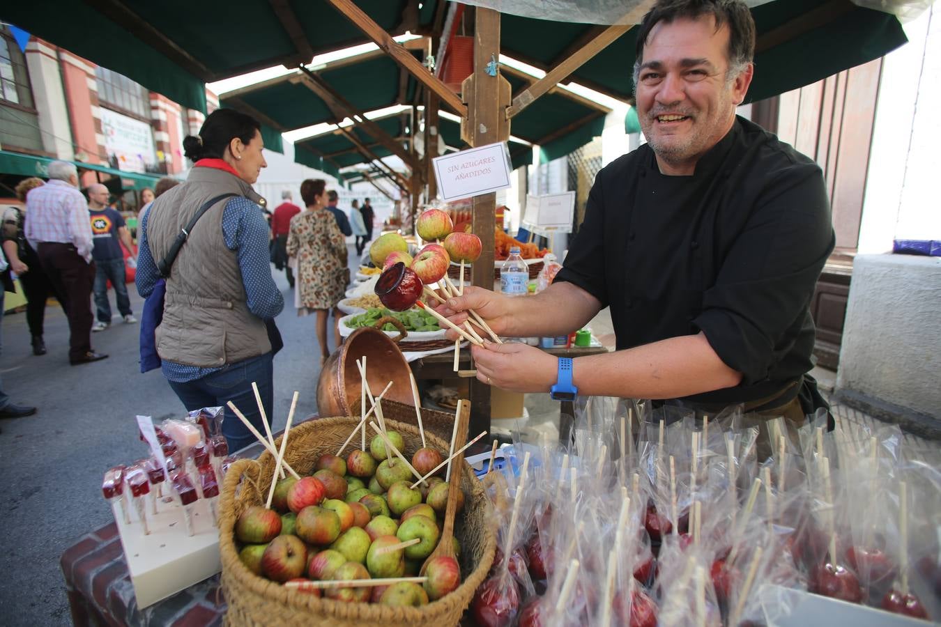 Nacho y Esther Manzano defienden el sabor asturiano en el Festival de la Manzana de Villaviciosa