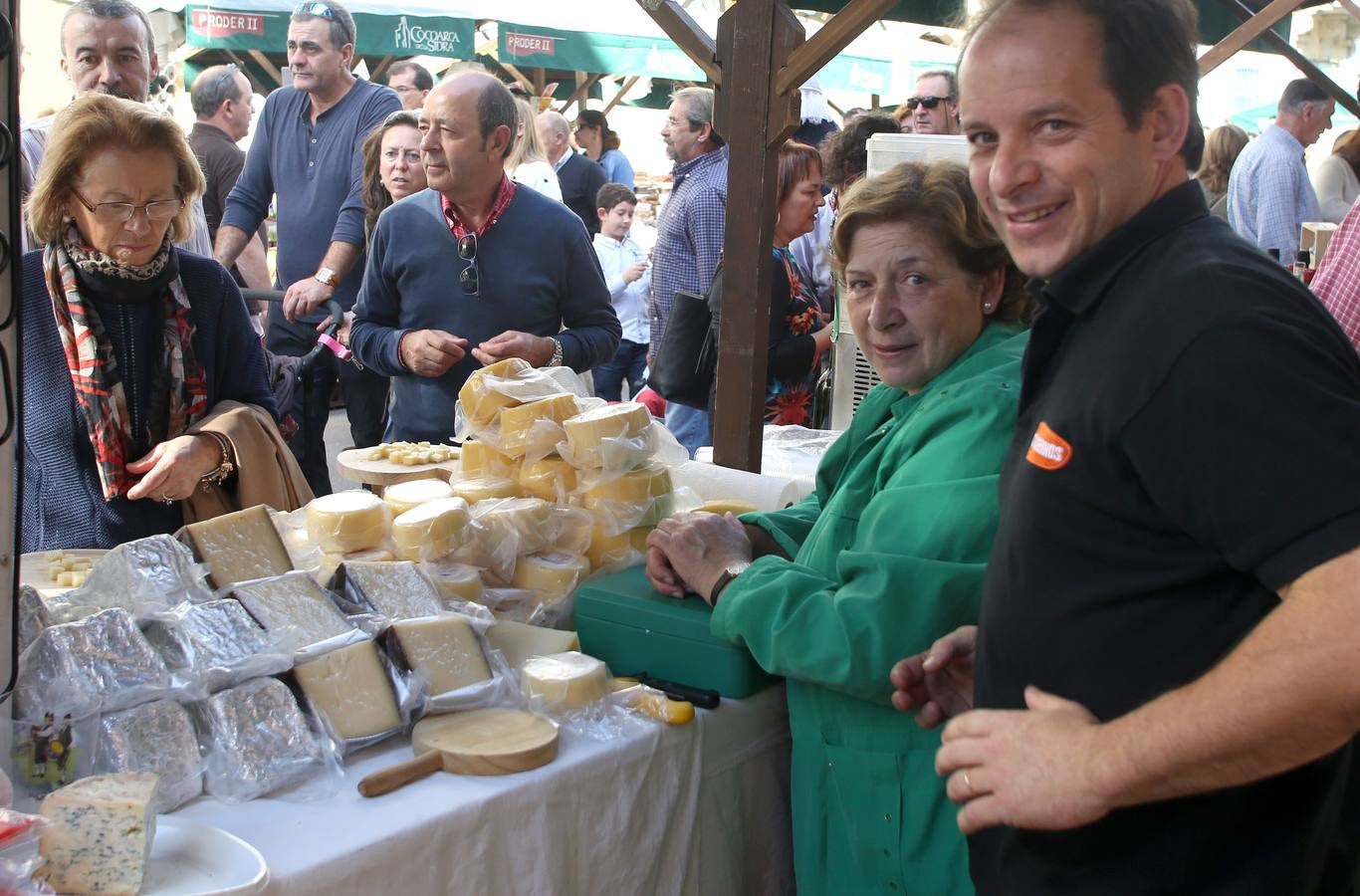 Nacho y Esther Manzano defienden el sabor asturiano en el Festival de la Manzana de Villaviciosa